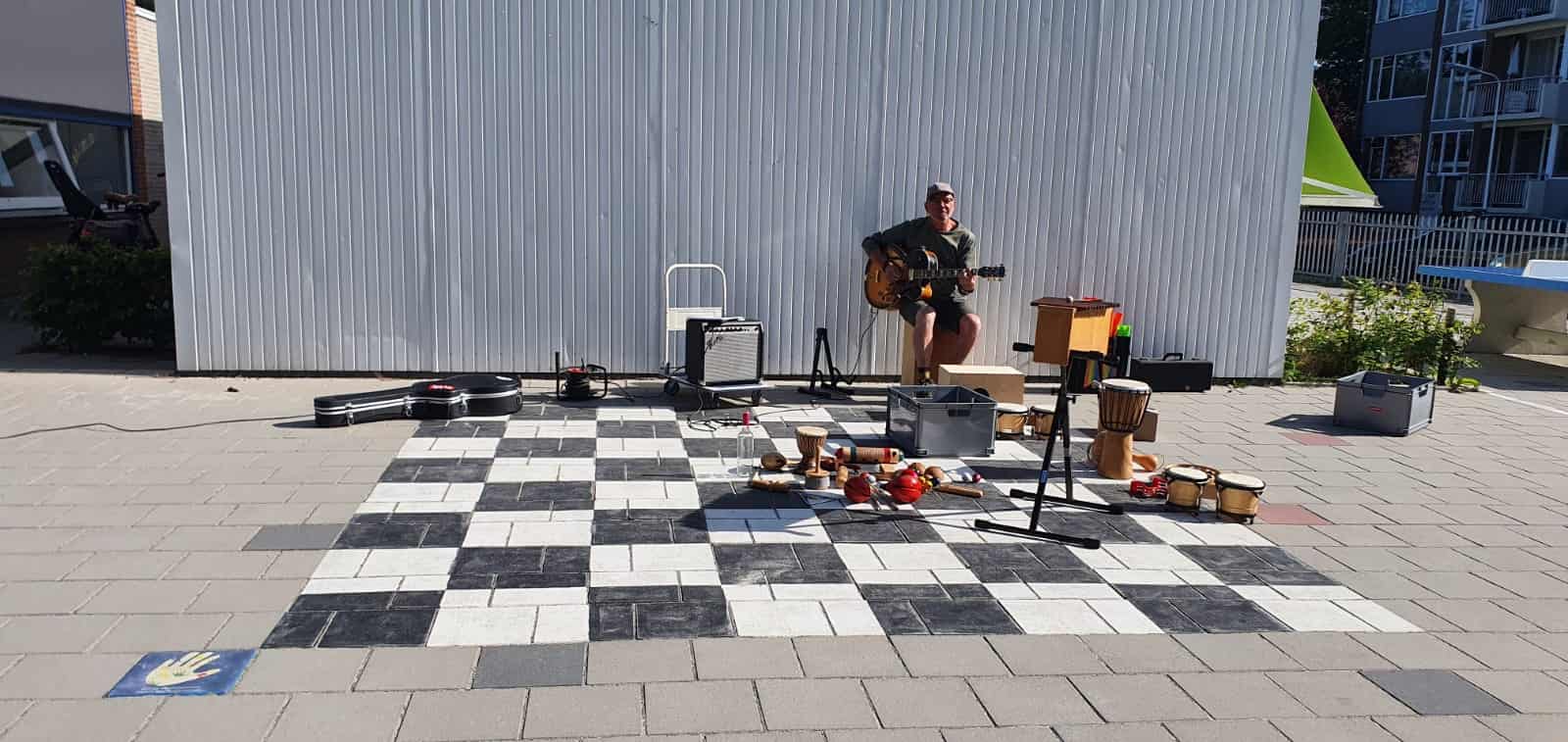 Man op straat met vele instrumenten