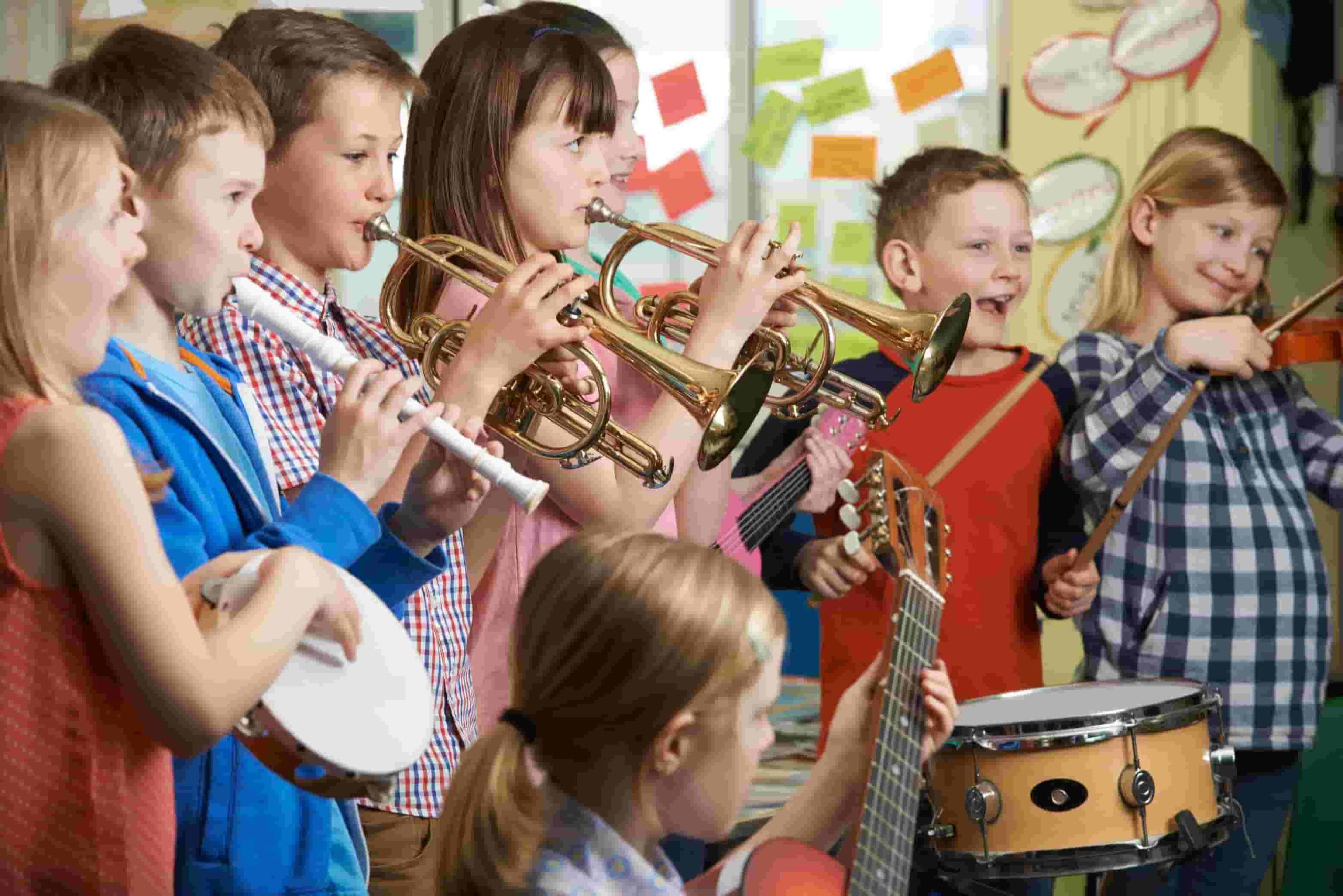 Kinderen met muziekinstrumenten